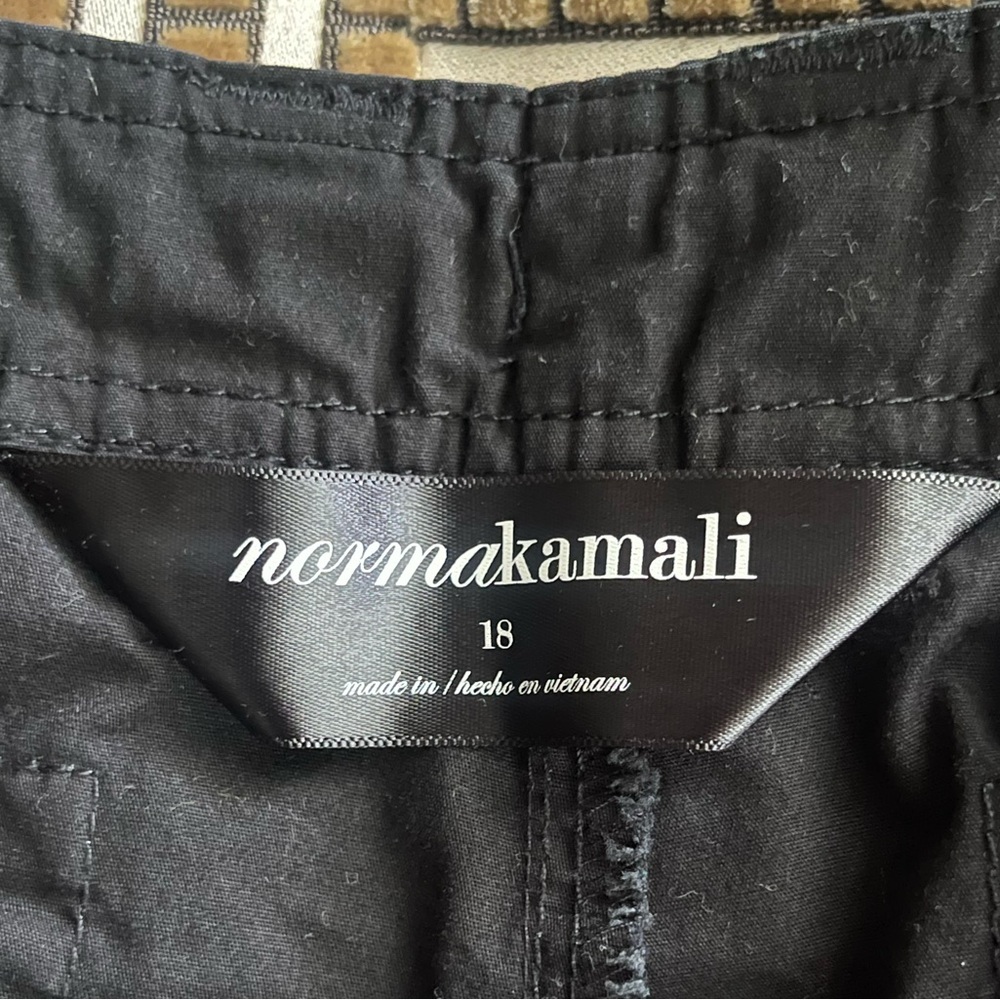 Norma Kamali Black Cargo Capri Pants - Picture 7 of 10